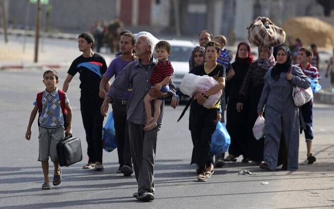 Palestinos fogem de suas casas para se abrigar em escola da ONU na Cidade de Gaza (13/7)
