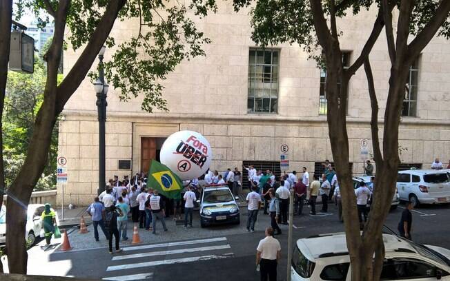Taxistas protestam contra o Uber em frente à Prefeitura de São Paulo, nesta quinta-feira (8)