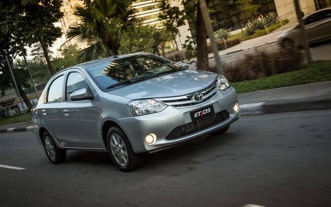 Mesmo com apenas quatro marchas, o câmbio automático do Toyota Etios sedã é uma boa opção por consumir o mesmo que o modelo manual.