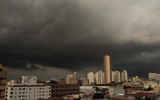 Imagem mostra nuvens carregadas na região da Mooca, em São Paulo