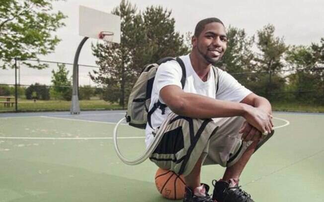 Stan Larkin na quadra de basquete, com o coração artificial e o Freedom Driver em uma mochila Stan Larkin na quadra de basquete, com o coração artificial e o Freedom Driver em uma mochila