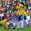 Após Neymar sofrer falta, Oscar levanta o atacante. Foto: AFP