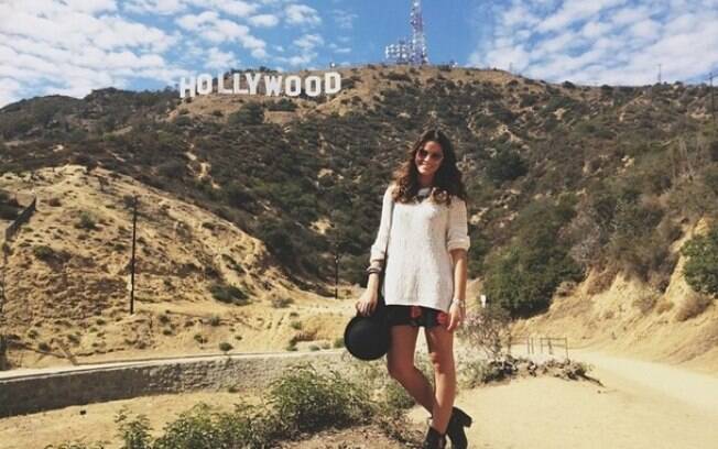 Bruna Marquezine tira foto em frente ao letreiro de Hollywood, em Los Angeles