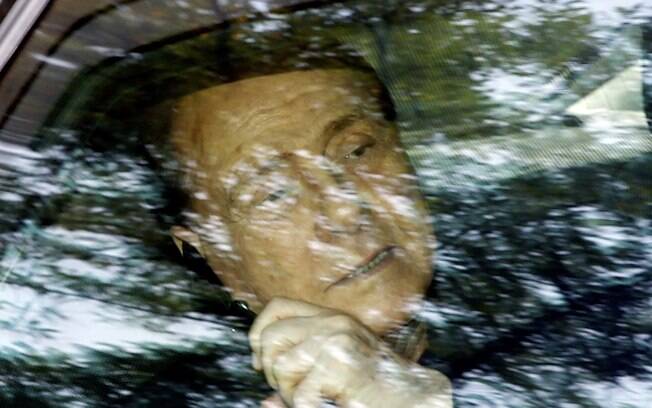Silvio Berlusconi fala ao telefone enquanto instituto Sacra Famiglia, em Cesano Boscone, Itália