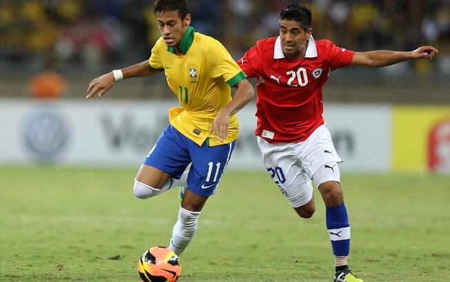 Neymar disputa a bola com o chileno Braulio Leal