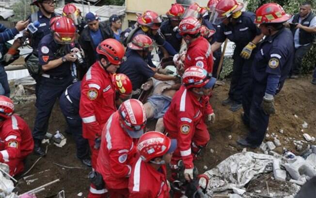 Equipes de resgate ainda retiram corpos que ficaram soterrados devido ao deslizamento de terra