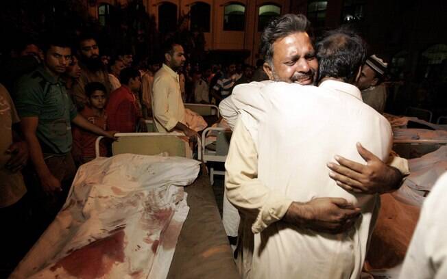 02 de novembro - Durante popular desfile na cidade paquistanesa de Lahore, próxima à fronteira com a Índia, homem-bomba se explodiu, matou 45 pessoas e feriu 55. Foto: STRINGER/REUTERS/Newscom