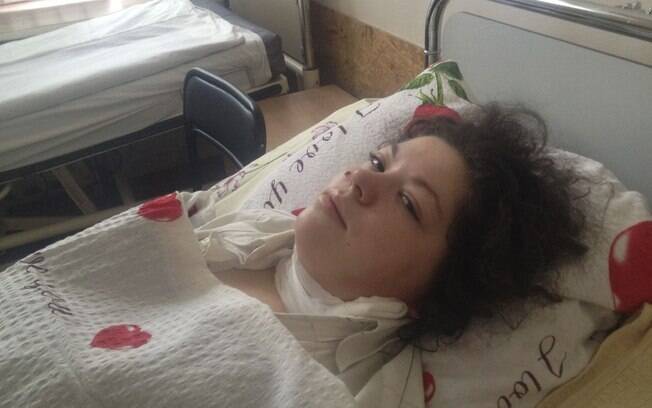 Olesya Zhukovska em cama de hospital em Kiev, Ucrânia, após ser atingida na perna por estilhaços de bomba (21/02)