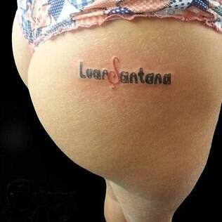 Fã tatua nome do cantor no bumbum