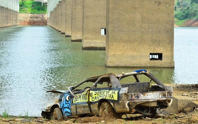 Carro no meio na Atibainha devido ao baixo nível da represa: cenário desolador. Foto: Futura Press