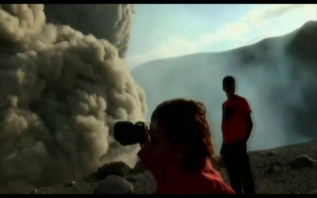 Grupo se arrisca e capta imagens de erupção a poucos metros de distância