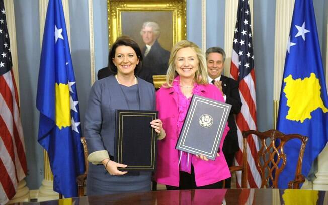 Atifete Jahjaga, presidente do Kosovo, junto com Hillary Clinton, durante cerimônia oficial