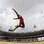 Norte-americano Ashton Eaton no salto em distância, uma das provas do decatlo. Foto: David J. Phillip/AP