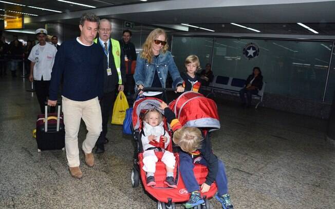 Luciano Huck, Angélica e os três filhos do casal desembarcaram no aeroporto de Guarulhos, em São Paulo, nesta segunda-feira (28)