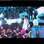 Rihanna pensou que não estivesse sendo filmada no VMA na noite dessa quinta-feira (06) e foi cumprimentar o ex-namorado, Chris Brown. Os dois deram um rápido selinho. Foto: Reprodução/Youtube