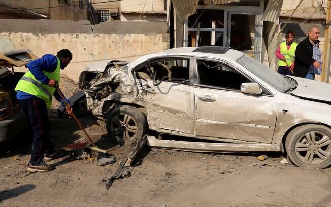 15 de janeiro - Seis carros-bomba foram detonados na cidade de Bagdá, matando um total de 40 pessoas. Aproximadamente 88 ficaram feridas. Foto: AP