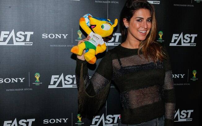 Fernanda Paes Leme posou com mascote de pelúcia da Copa do Mundo