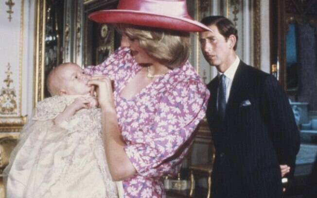 Na foto, Diana coloca o dedo na boca do filho para acalmá-lo durante seu batizado