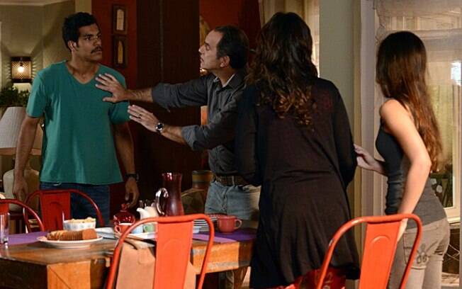 Juliana avisa a Jairo que Nando pode ser o pai de Bia. O malandro, claro, fica bastante irritado com a situação