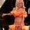 Acompanhada do neto de Tom Jobim no piano, Pamela Anderson canta 'Garota de Ipanema". Foto: Alex Palarea / AgNews