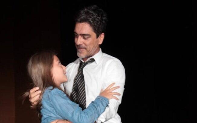 Junno Andrade recebe o carinho da filha, Luana