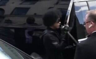 Vídeo mostra Prince andando nas ruas pela última vez