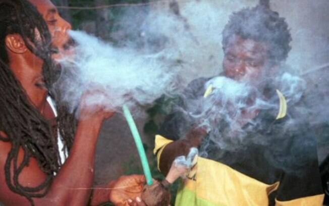 Consumo de maconha na Jamaica, onde a planta é usada para fazer rituais religiosos