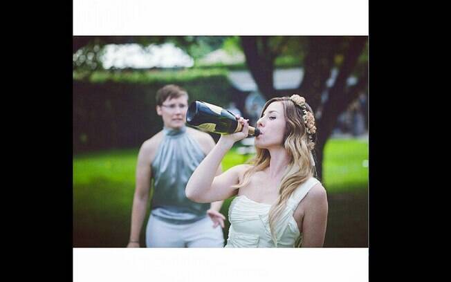 Duas meninas e o brinde das noivas. Foto: Reprodução/Instagram