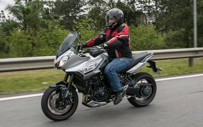 A Triumph Tiger Sport 1050 é uma esportiva multiuso, própria para longas viagens em estradas asfaltadas