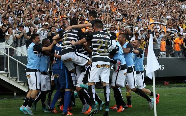 Corinthians ergue a taça em dia histórico, com goleada por 6 a 1 sobre o São Paulo. Foto: Friedemann Vogel/Getty Images