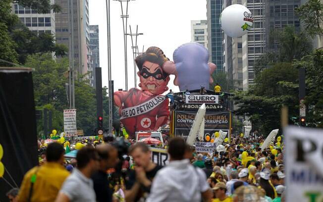 Bonecos infláveis de Lula e Dilma Rousseff na Avenida Paulista. Foto: Newton Menezes/Futura Press - 13.03.2016