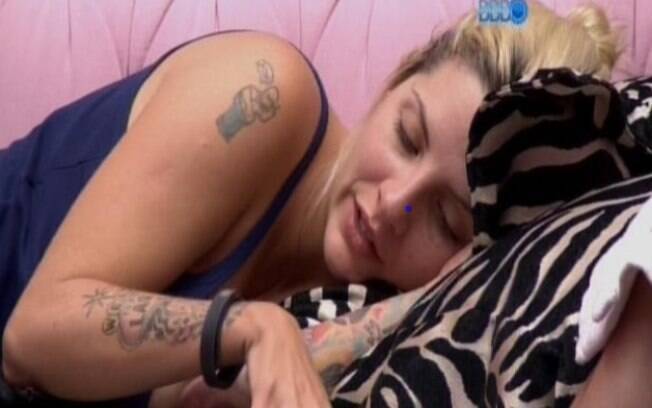 Clara reclama da mãe