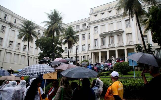 Fiéis aguardam a chegada do papa no Hospital São Francisco de Assis, nesta quarta-feira (24)