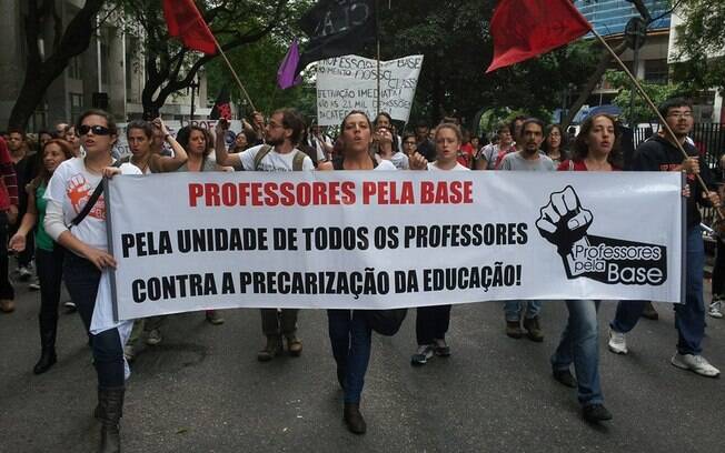 Docentes da rede em ato pela valorização do trabalho; à direita, a professora Milena Bagetti