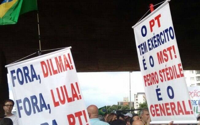 Cartaz contra o MST e Stedile