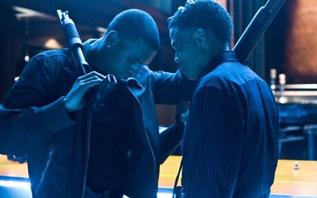 Em 2012, o cantor Chris Brown foi preso por porte ilegal de arma após se apresentar em uma premiação. Aqui, em cena do filme 'Ladrões'