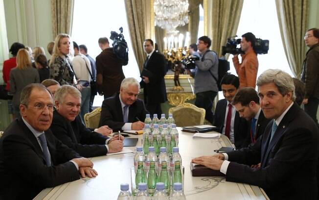 Diplomatas debatem solução para crise na Ucrânia em negociações em Paris
