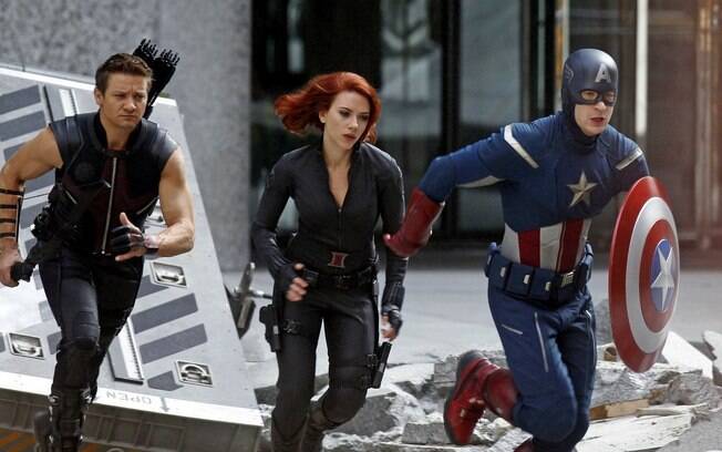 Jeremy Renner, Scarlett Johansson e Chris Evans em cena de