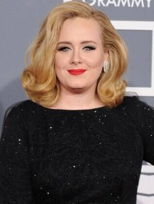 Adele mostra que rostos mais redondinhos também ficam bem com cabelos em comprimento médio