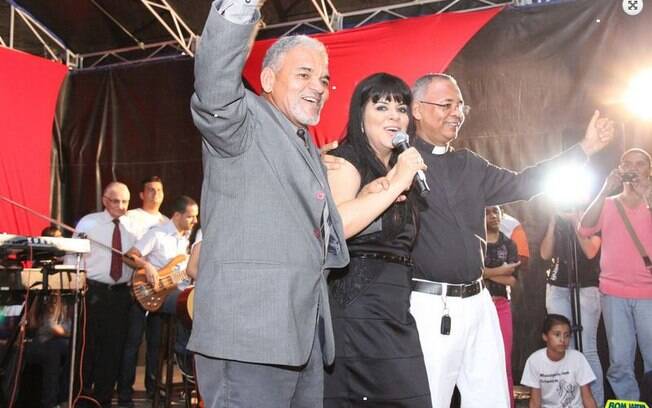 Pastor e padre subiram ao palco com a cantora evangélica Mara Maravilha