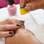 Com toques leves, aplique o esmalte branco cintilante com a esponja em todas as unhas. A cor branca simbolizará as estrelas no céu. Escolhemos o “White Pearl” da Mia Secret. Foto: Edu Cesar/Fotoarena