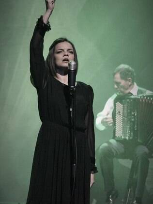 Anne Carrere à frente de