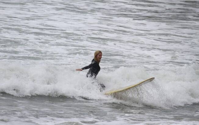 Letícia colocou em prática as aulas de surfe