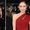 O longo Todd Lynn de Olga Kurylenko flerta com o minimalismo. O drapeado no quadril deu um charme a mais ao look, mas é perigoso para quem tem quadril largo. Foto: Getty Images