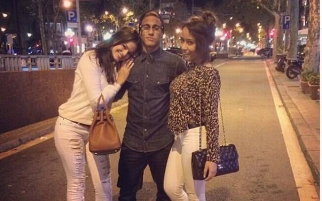 Neymar entre a namorada, Bruna Marquezine, e a irmã, Rafaella, em Barcelona