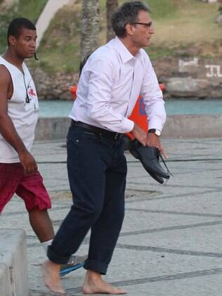 Herson Capri tira sapato para gravar na praia