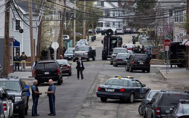 Policiais caçam segundo suspeito em Watertown, Massachusetts