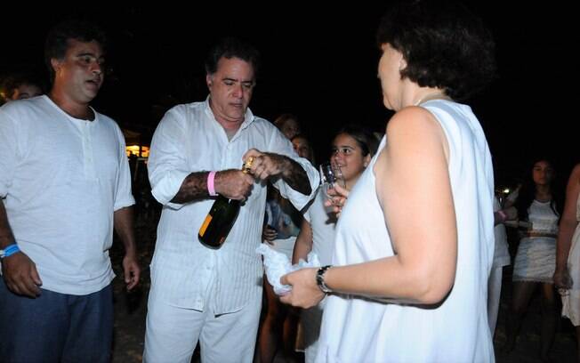 Tony serve champanhe
