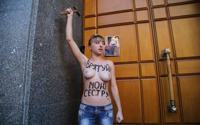  01 de dezembro: Ativista faz ato em frente ao escritório central do Serviço de Segurança da Ucrânia, em Kiev, para protestar contra o desaparecimento de sua irmã . Foto: Femen/Divulgação