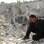 Homem chora em local atingido por míssil no bairro de Ard al-Hamra, em Aleppo, Síria (fevereiro). Foto: Reuters